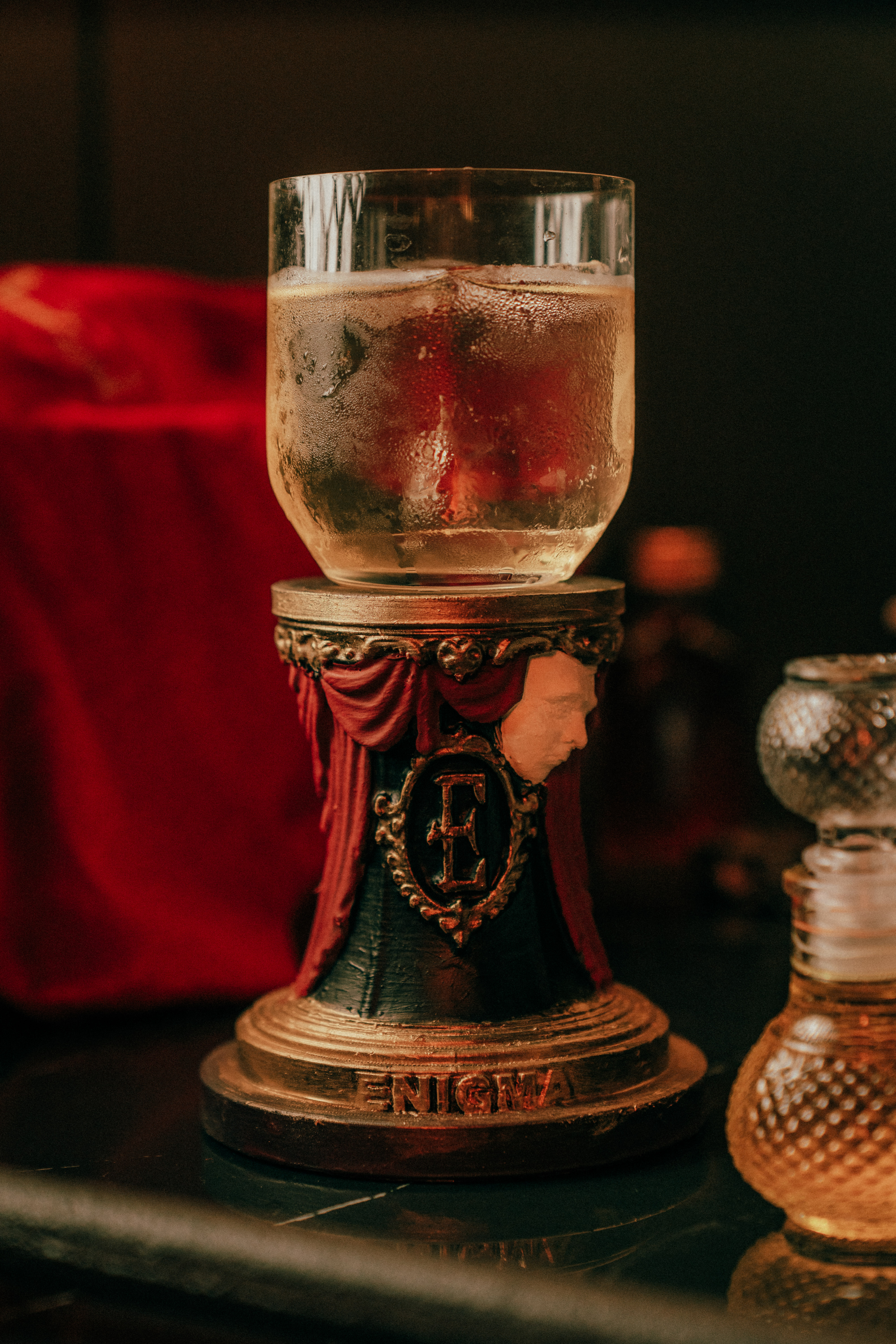 Cáliz con el monograma E de Enigma, coctelería de autor en Santiago