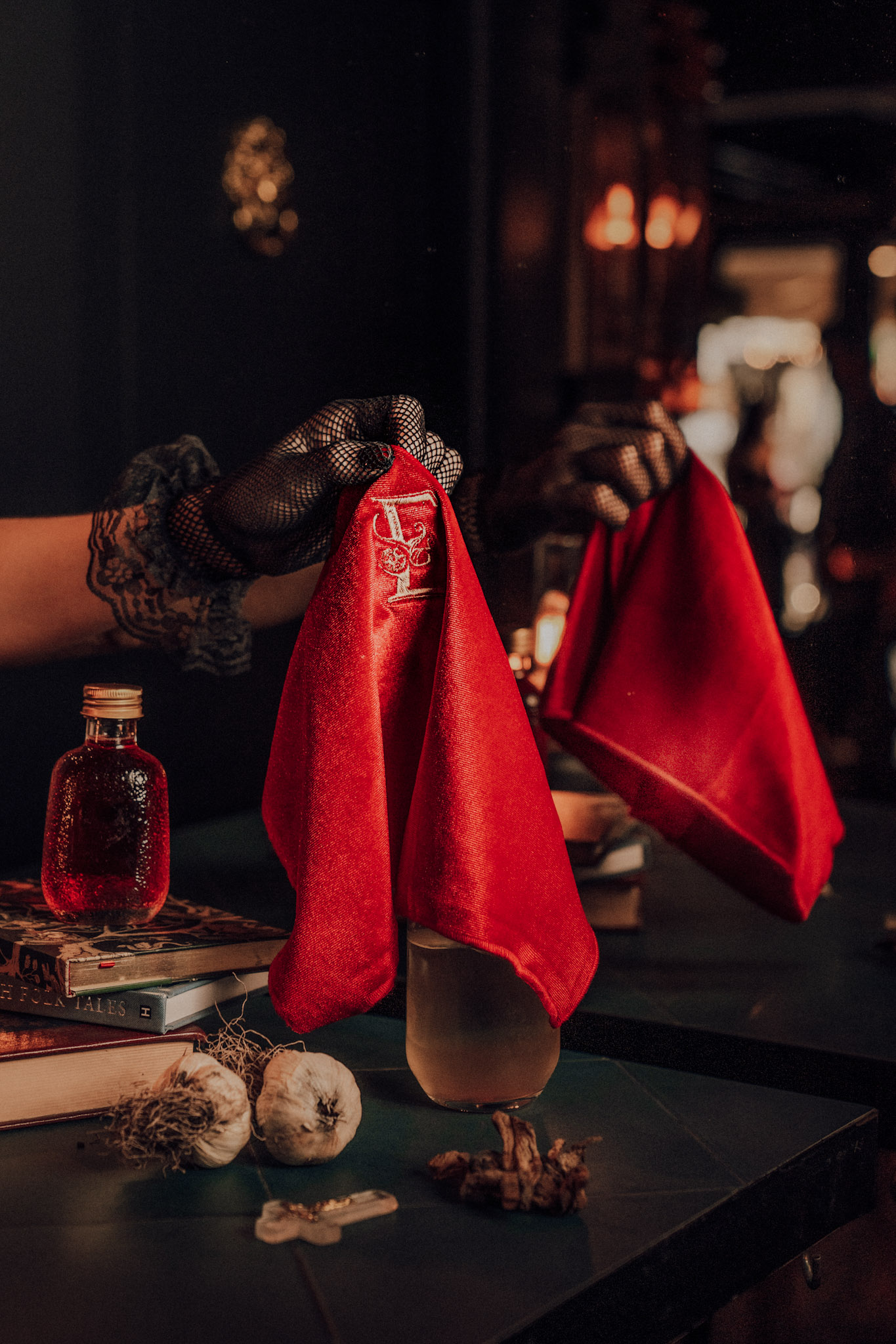 La Tentación de Drácula: ritual del paño rojo con ajos y libro de leyendas, en Enigma Bar