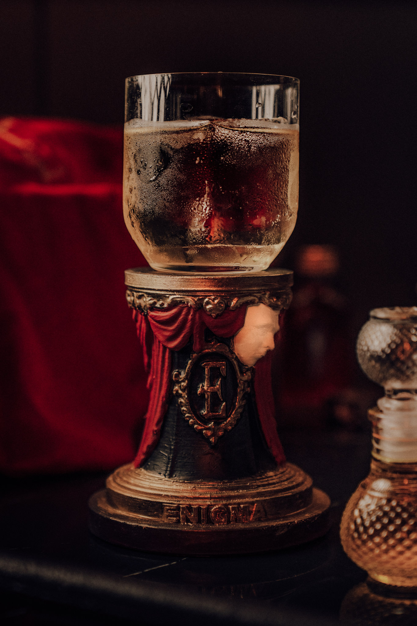 El Fantasma de la Ópera, cóctel de autor dulce estilo crème brûlée en cáliz monograma E de Enigma Bar