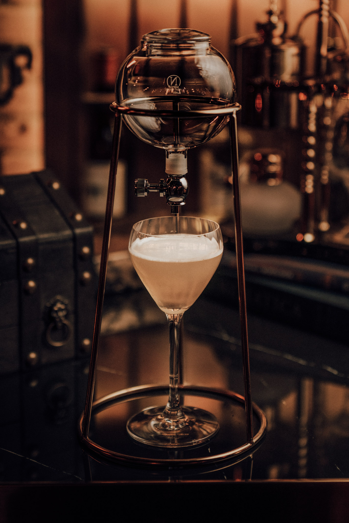 La Ambición de Fausto, cóctel de autor servido con torre de goteo alquímica en Enigma Bar