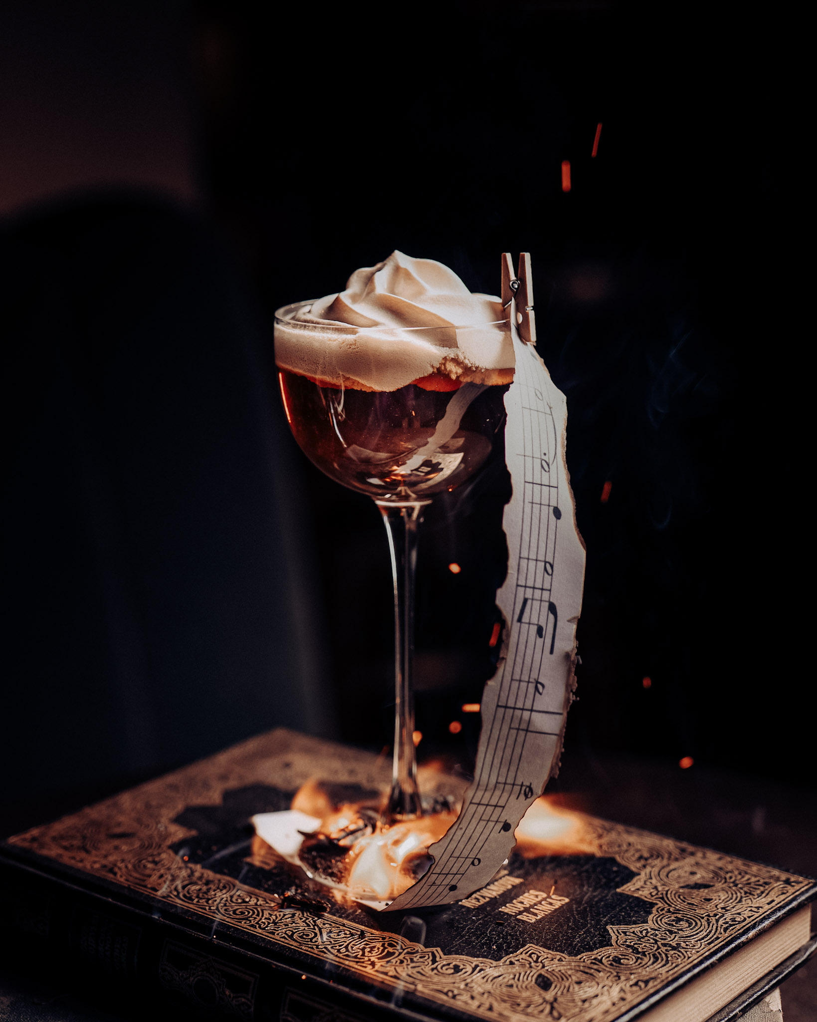 Paganini, el Violinista del Diablo, cóctel de autor con Jack Daniel's N°7 y partitura ardiendo en Enigma Bar