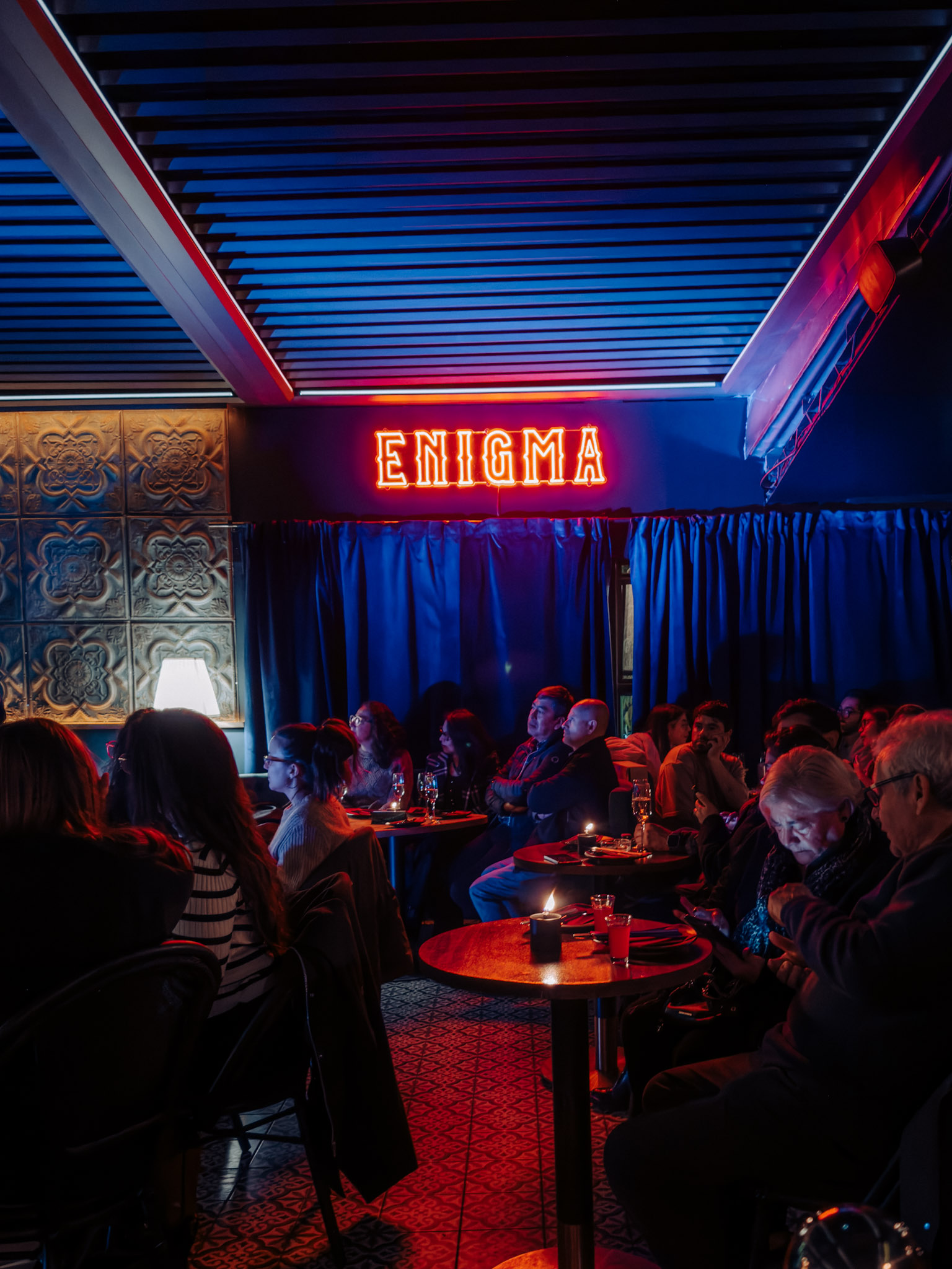 Terraza Steampunk de Enigma Bar, con maquinaria retrofuturista bajo el cielo de La Reina