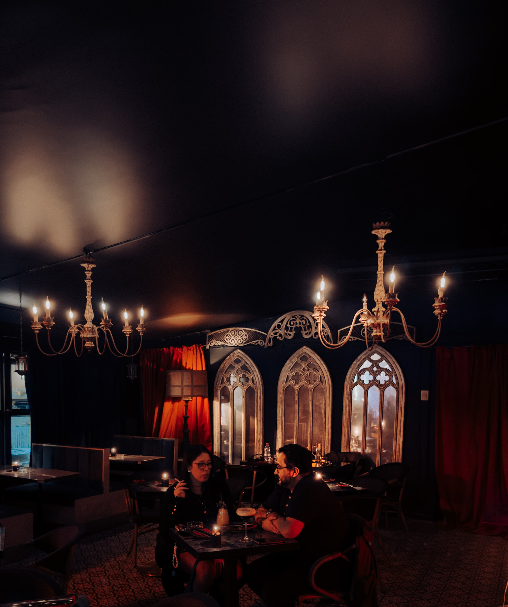 Salón Gótico de Enigma, ambiente de speakeasy a la luz de las velas