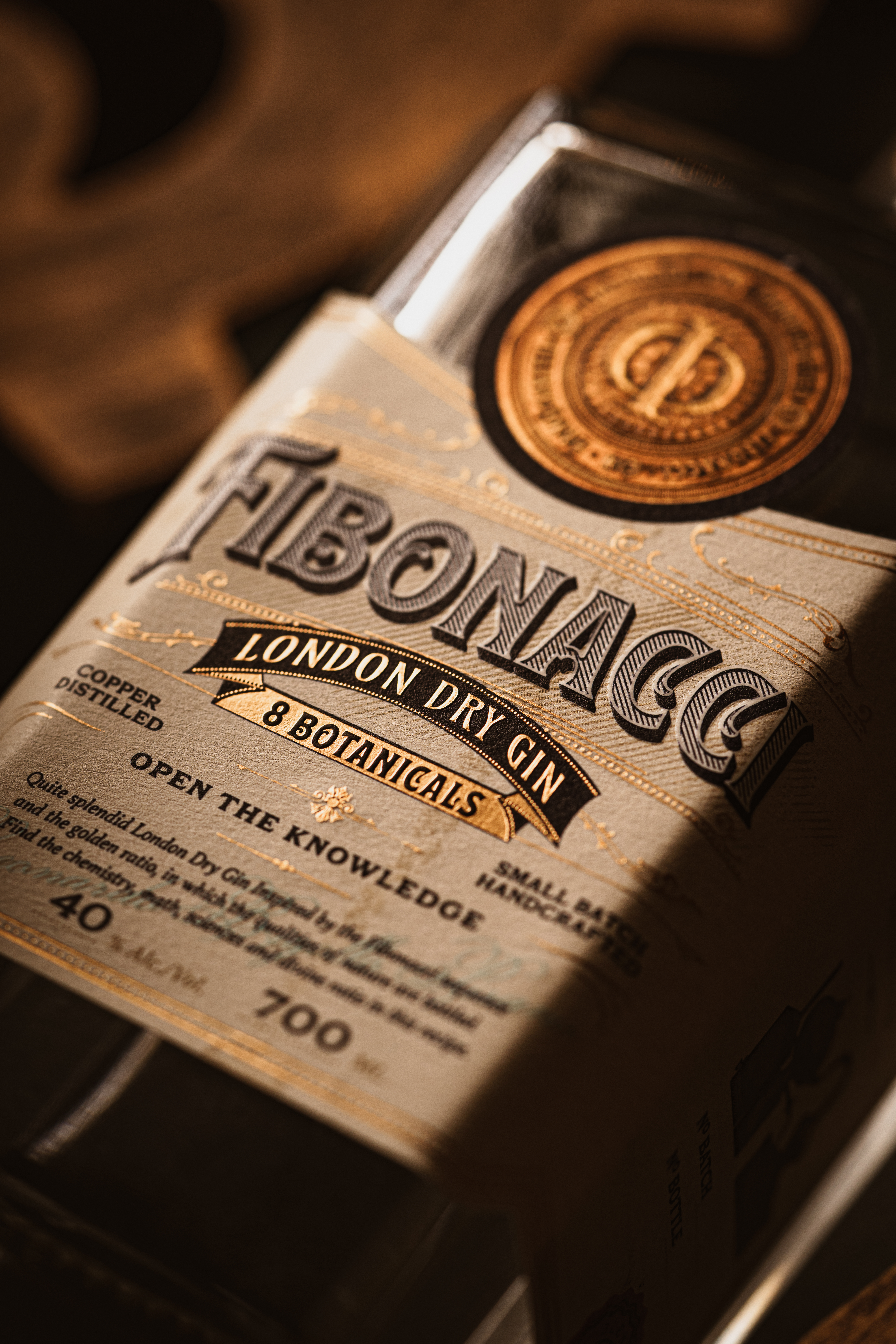 Botella de Fibonacci London Dry Gin de Enigma Bar entre engranajes