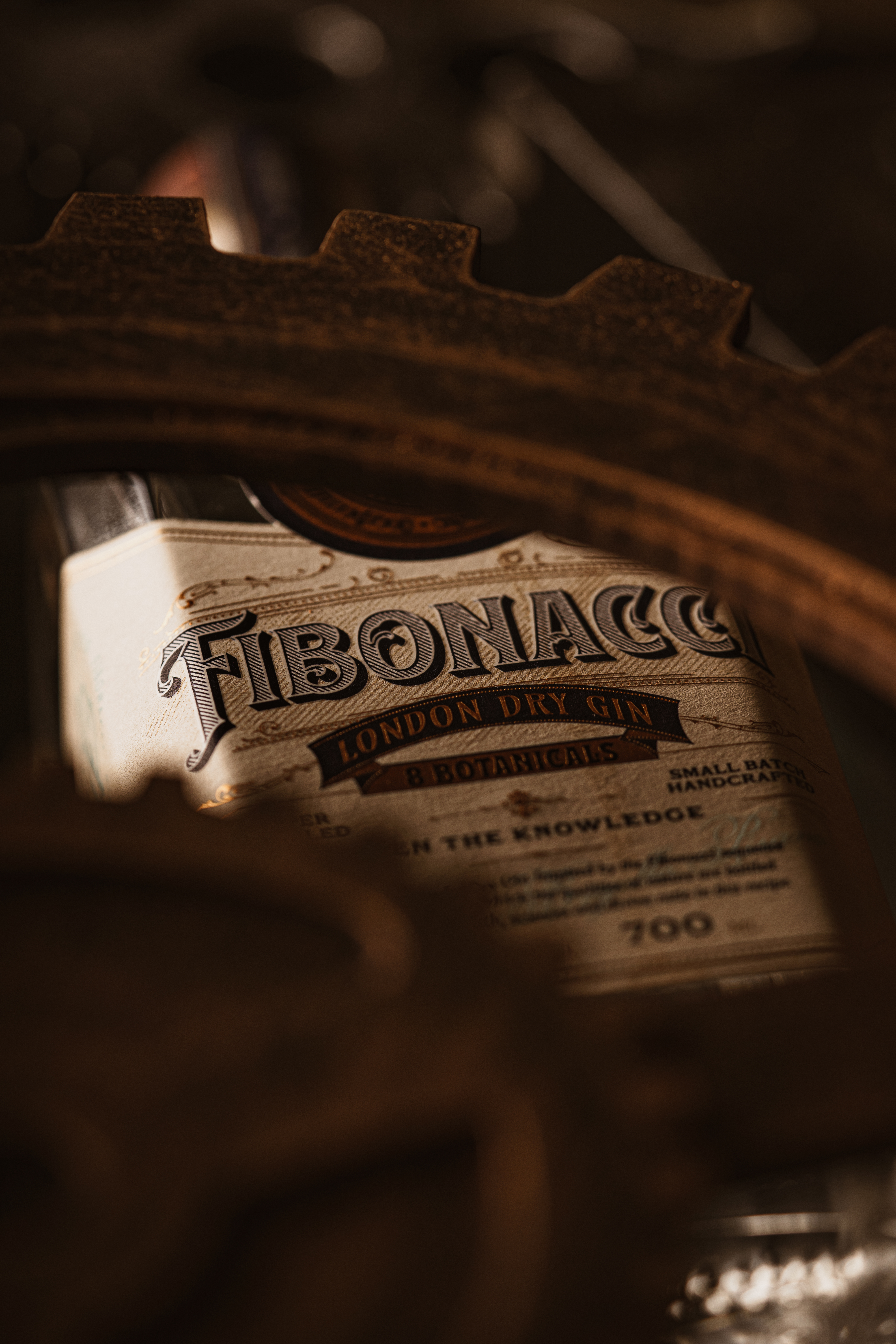 Etiqueta del Fibonacci Gin vista entre engranajes