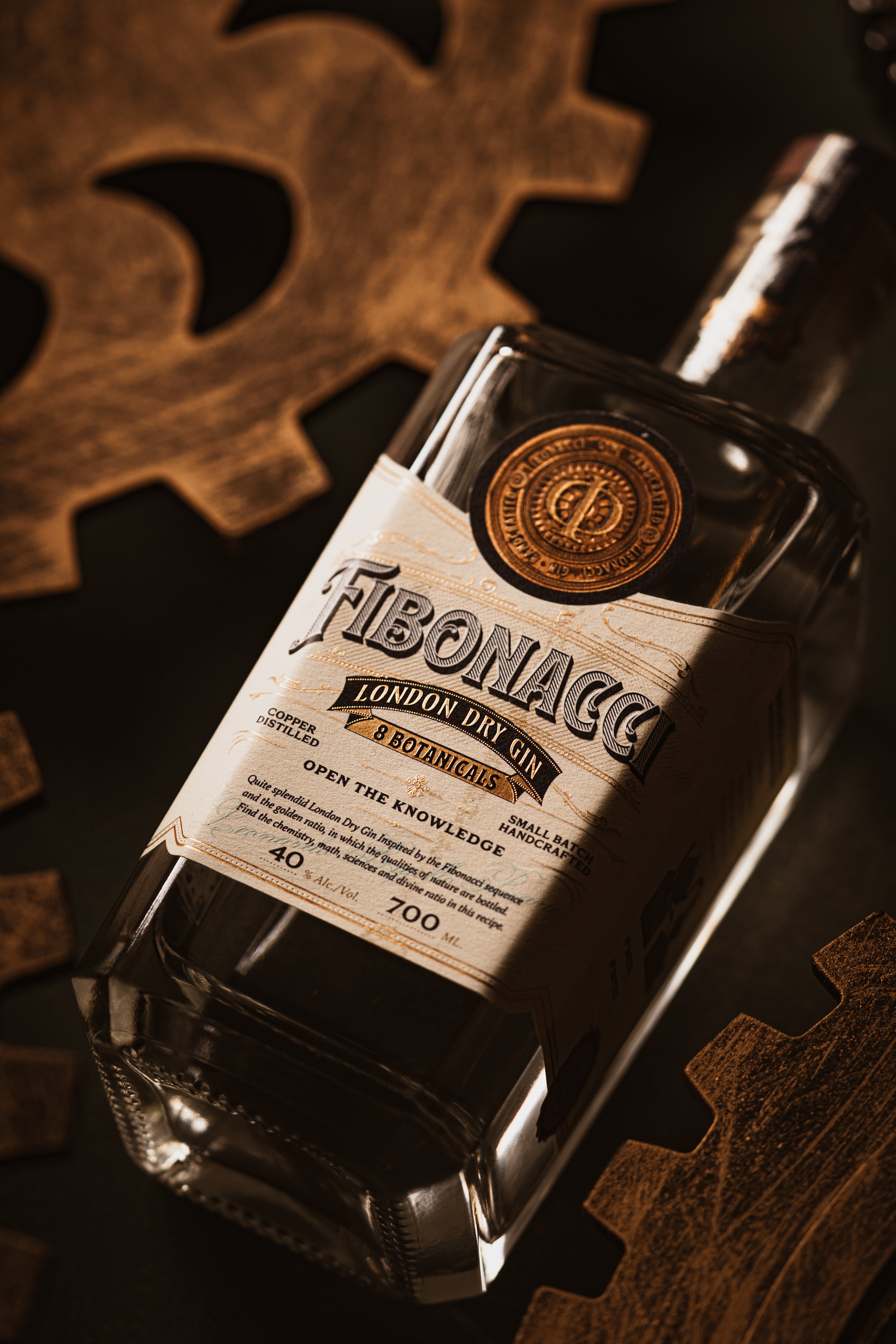 Detalle del sello dorado del Fibonacci Gin